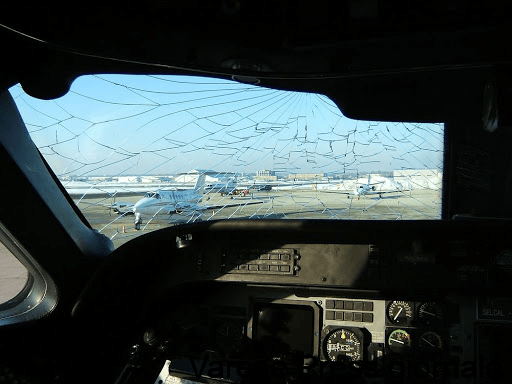 Mosca, crepa sul parabrezza della cabina di pilotaggio: aereo passeggeri effettua atterraggio di emergenza