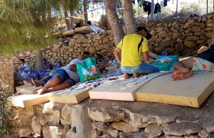 Lampedusa: sbarcano altri 450 migranti