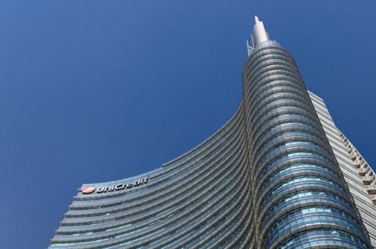 Milano, Donna violentata  all'ombra della torre Unicredit