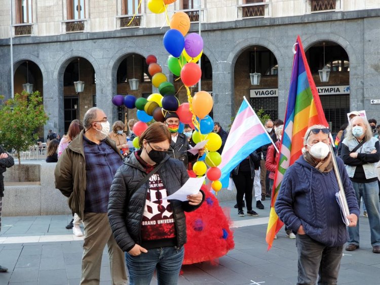 Varese, manifestazione in favore del ddl contro l'omotransfobia e misoginia.