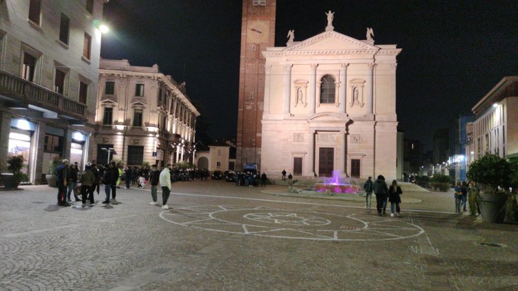 Gallarate - Busto Arsizio (Va), in piazza contro la zona Rossa in Lombardia
