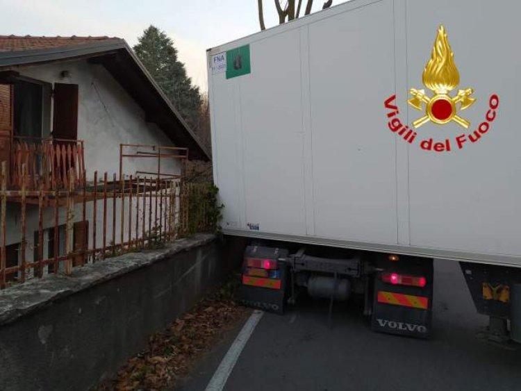 Varese, camion incastrato nella via