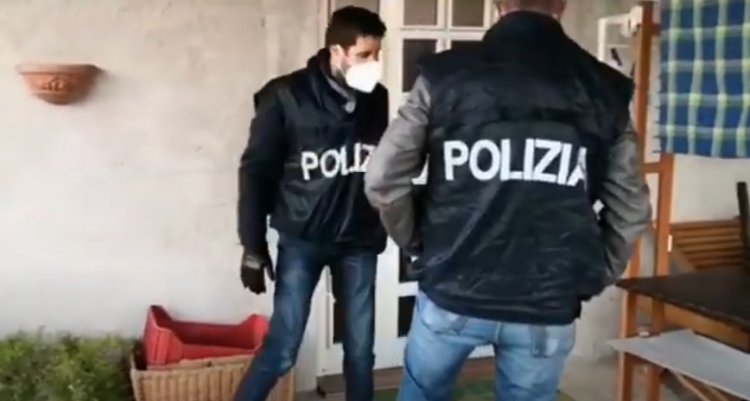 Napoli, poliziotto vero denuncia poliziotto finto