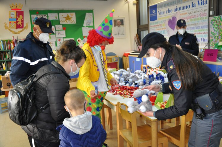 Roma: i poliziotti regalano peluche e dolci ai Bambini ricoverati negli ospedali