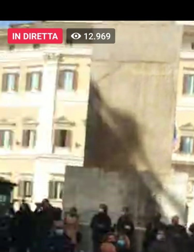 Roma, la piazza insorge, poliziotti in mezzo