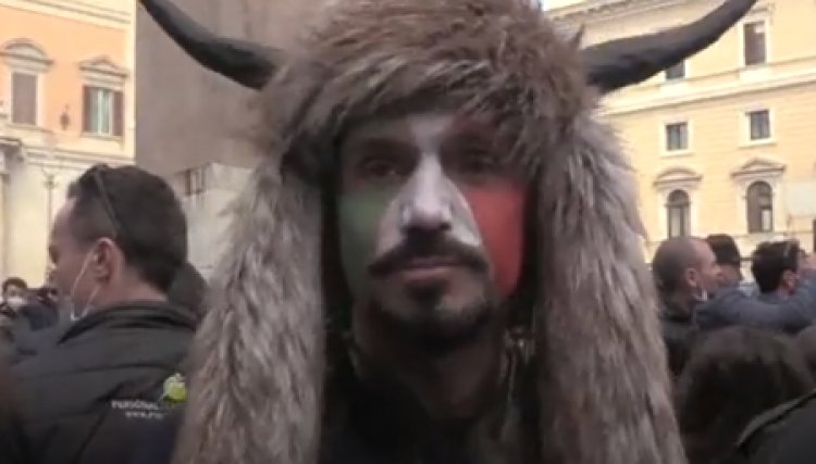Roma, Hermes Ferrari vestito da vikingo alla manifestazione