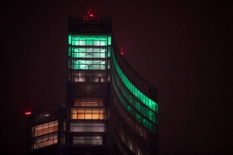 Palazzo Lombardia si è illuminato di verde in omaggio alle “Penne nere”