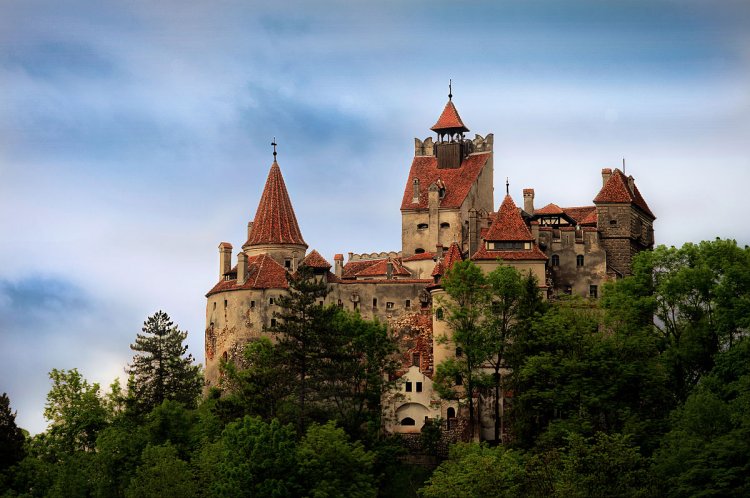 Vaccini nel castello di Dracula con relativo certificato