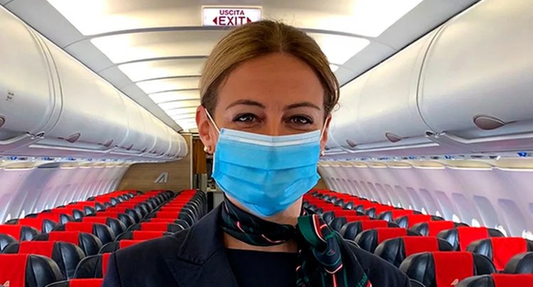 Vademecum per i viaggi in aereo: mascherina sempre addosso