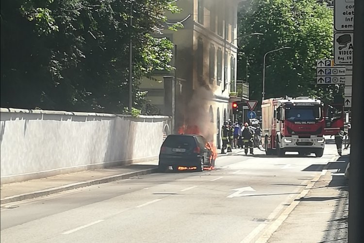 Varese, auto in fiamme in via Staurenghi