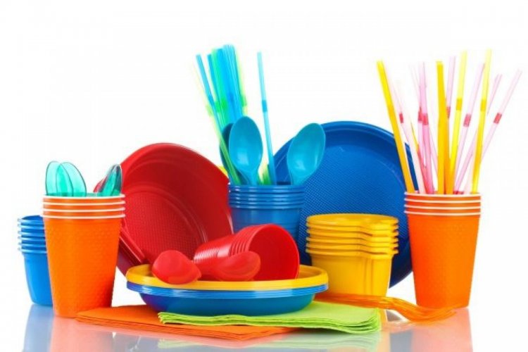 Plastica: da oggi stop: bicchieri, cannucce, piatti e posate di plastica
