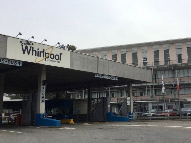Whirlpool avvia la procedura di licenziamento collettivo a Napoli