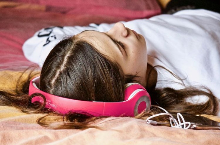 Ascoltare musica prima di addormentarsi peggiora l'andamento del riposo.