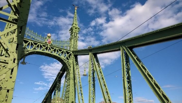 Si fa un "selfie panoramico" sul Ponte Libertà a Budapest. 19enne muore
