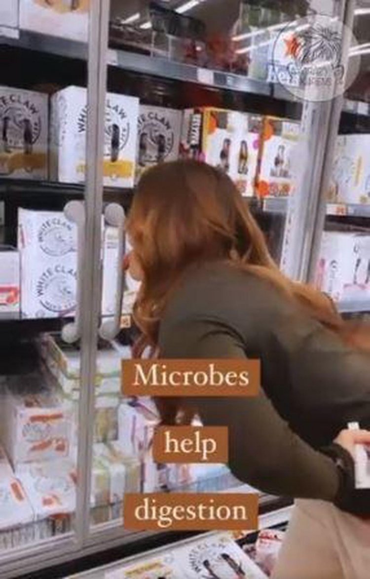 Una donna americana lecca mezzo supermercato: "I batteri rafforzano il sistema immunitario".