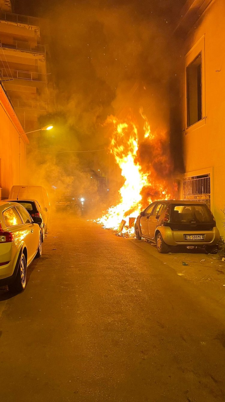 Gelarda-Luparello:incendio rifiuti.Danneggiate 4 auto e un appartamento.