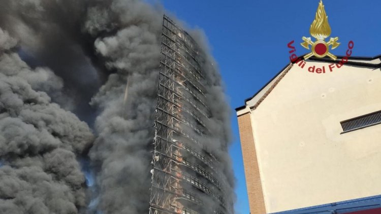 A Milano è andato in fiamme un palazzo di 15 piani