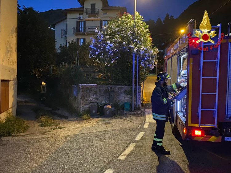 Laveno Mombello (VA),  incendio in via Roma.