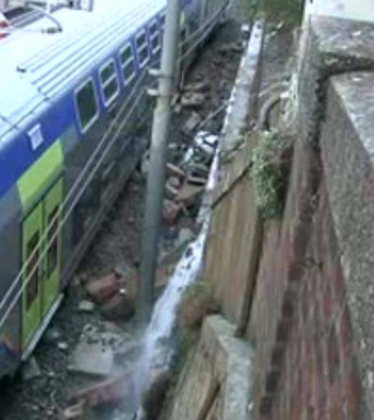 Treni nel caos in Puglia. Crolla muro lungo la ferrovia