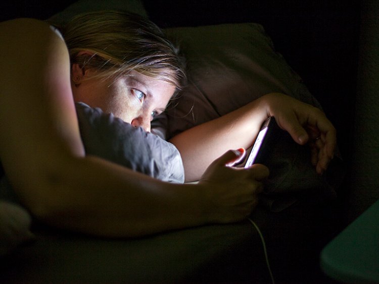 Andare a letto tardi ogni sera fa male: gli esperti mettono in guardia contro la "sindrome da sonno posticipato"