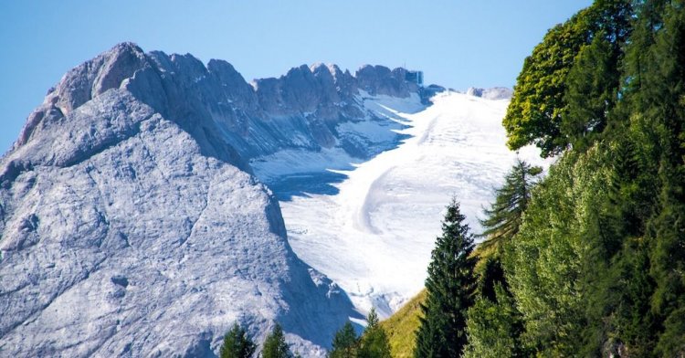 Belluno: il ghiacciaio della Marmolada continua a ritirarsi
