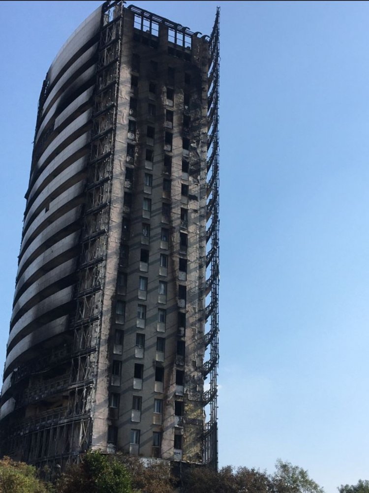 Milano, palazzo distrutto dalle fiamme