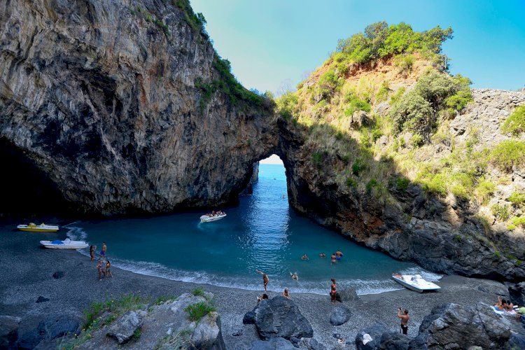Calabria, un'estate tra meraviglie e prevenzione sanitaria dal COVID19